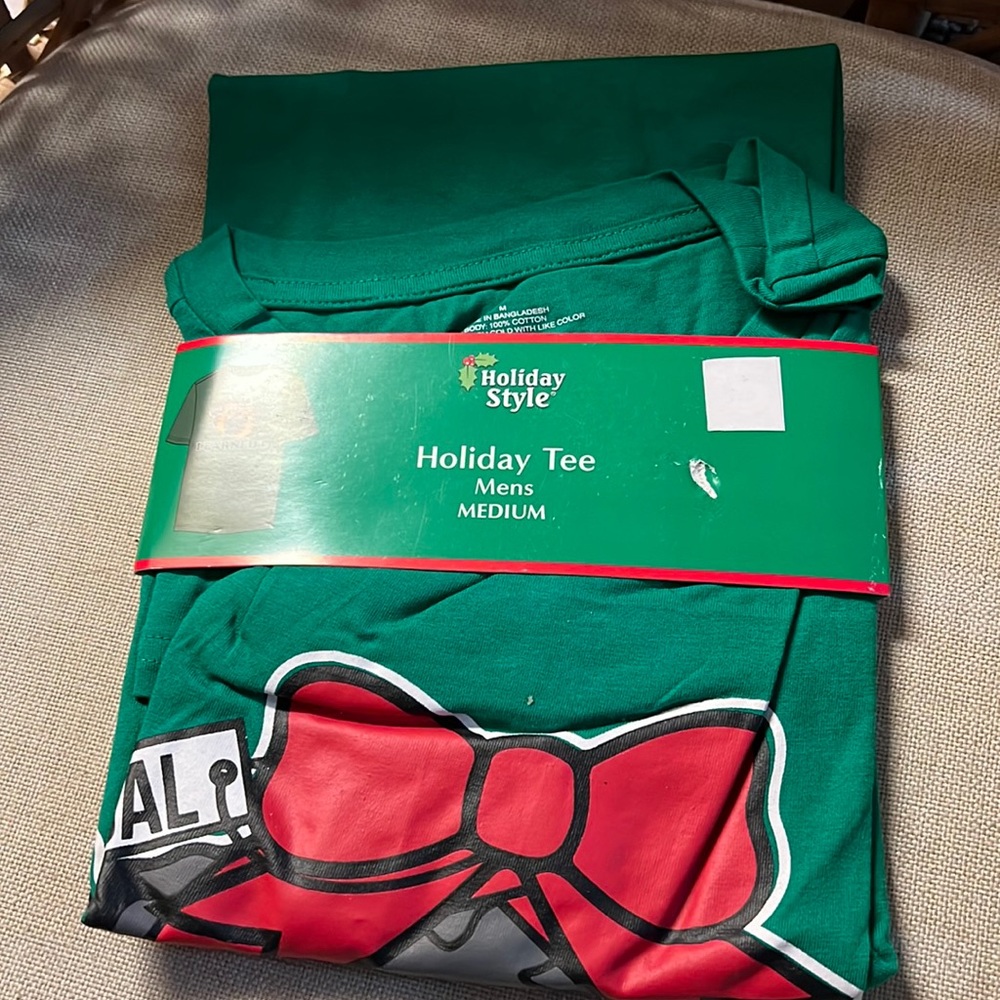 New Holiday Style Mens T-shirt M NWT